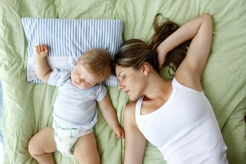 How you can sleep next to your baby and make sure it&#8217;s safe