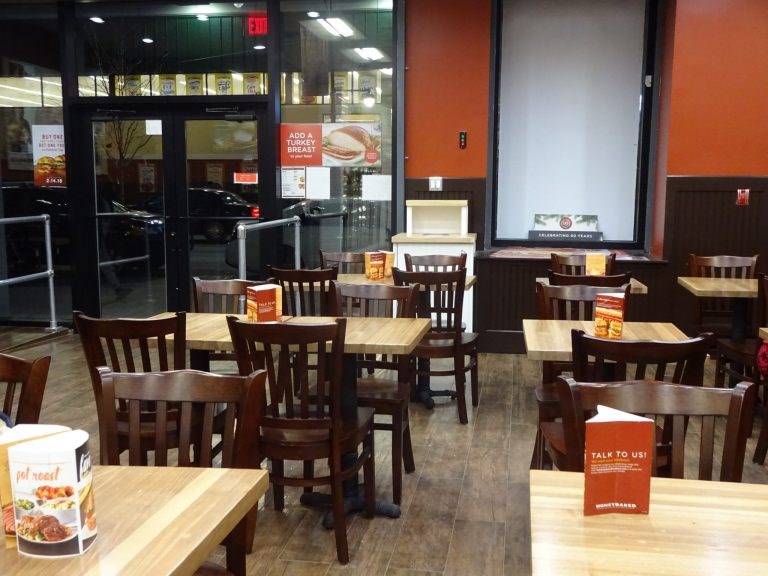 Honey Baked Ham store in Bed Stuy sits nearly empty at 5:30 p.m. on a Friday night.