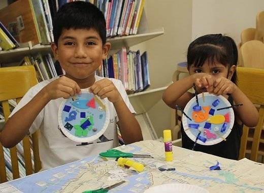 invites kids ages 6 - 12 to make last minute Father's Day crafts. 