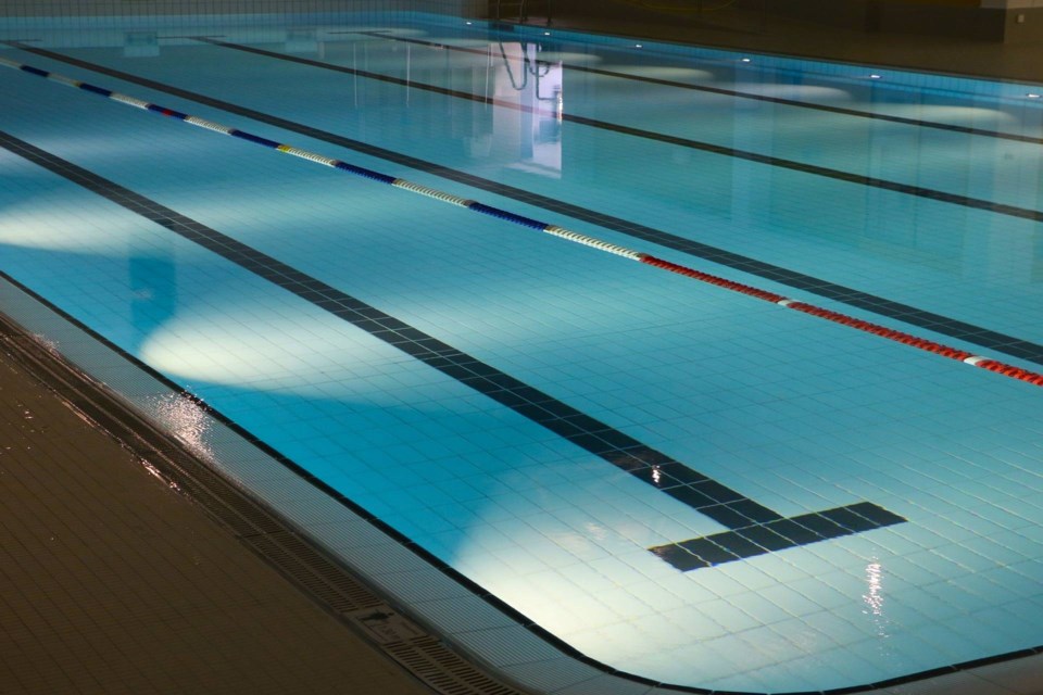 indoor-swimming-pool-735309_1920