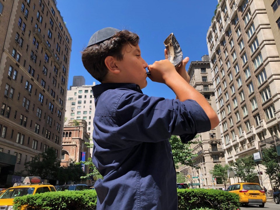 Rosh Hashanah,Jewish holidays, shofar, Rosh Hashanah, blowing shofar