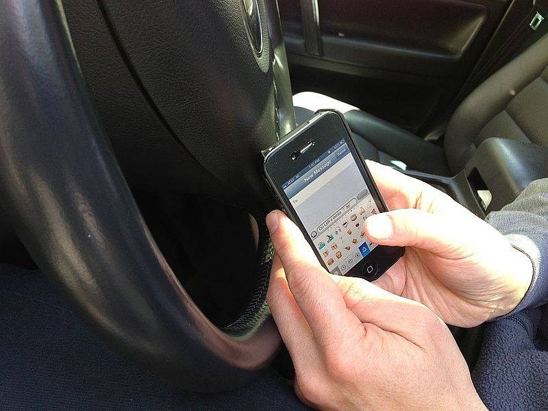 800px-Texting_while_Driving_(March_28,_2013)
