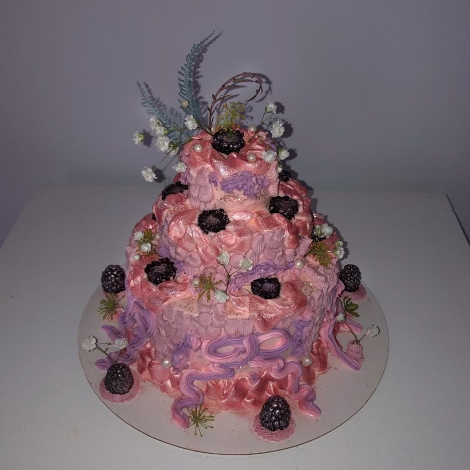 Pearly Glam features jasmine pickled blackberries, salted vanilla Swiss meringue buttercream, jasmine vinegar American buttercream, and foliage on jasmine green tea sponge. Photo: Alli Gelles.