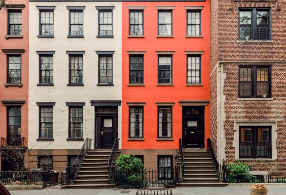 Brownstone,Facades,&amp;,Row,Houses,In,An,Iconic,Neighborhood,Of