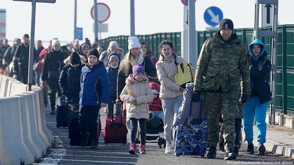 Ukrainian_refugees_from_2022,_crossing_into_Poland