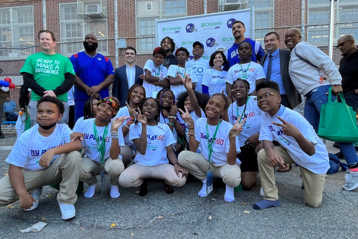 the-ny-giants-team-up-with-bed-stuy-middle-schoolers-for-a-day-of-play