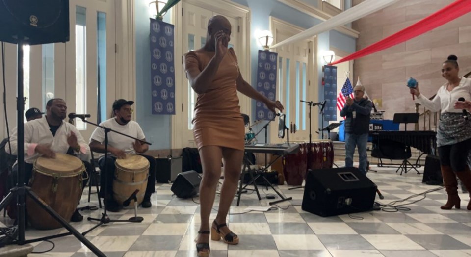 Audience member grooves with BombaYo 