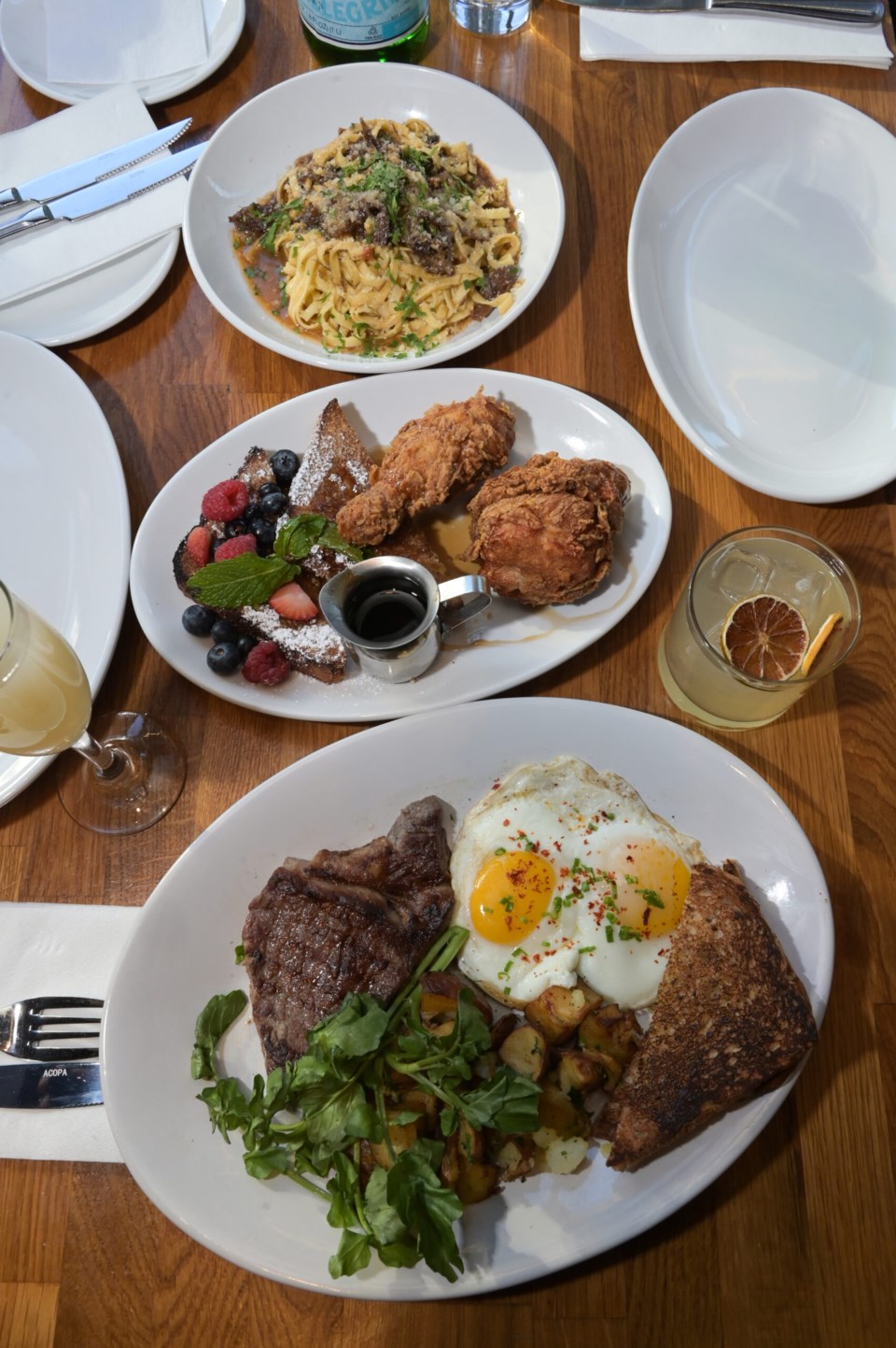 Big brunch at Peaches Prime. Photo: Jonathan Mora for BK Reader.