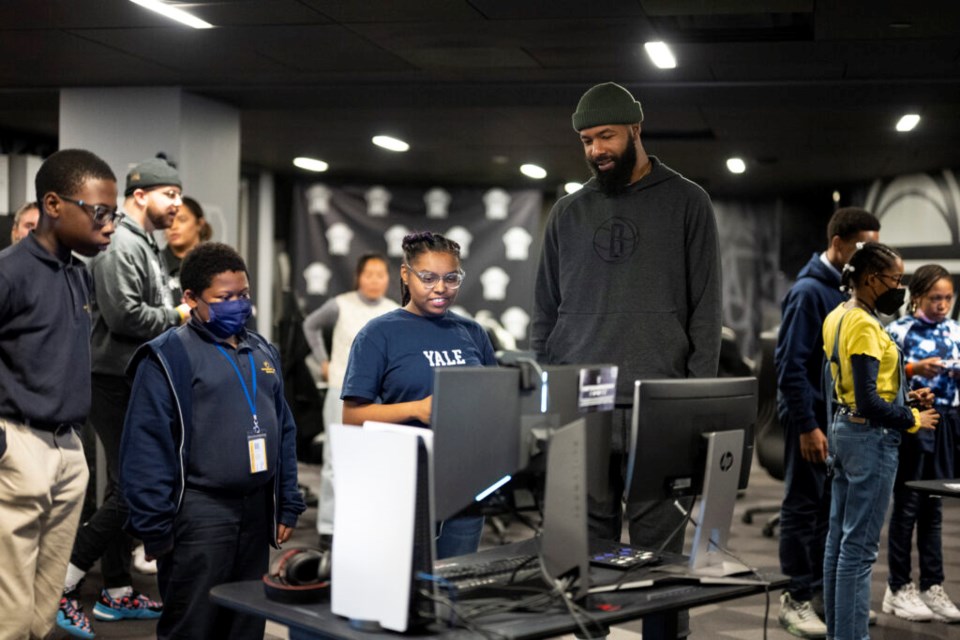Markieff Morris interacted with students in the gaming lab. Photo: Provided/ Brooklyn Nets.