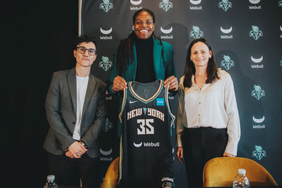 (L-R) Liberty GM Jonathan Kolb, Jonquel Jones, Liberty coach Sandy Brondello. Photo: NY Liberty/Supplied.