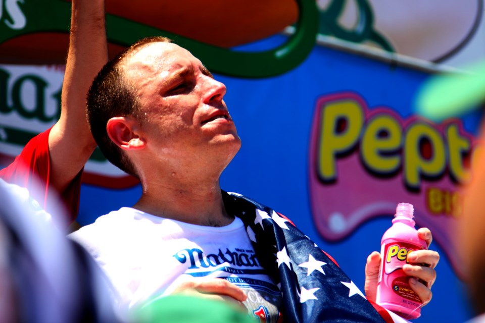 joey_chestnut_2010_nathans_victory