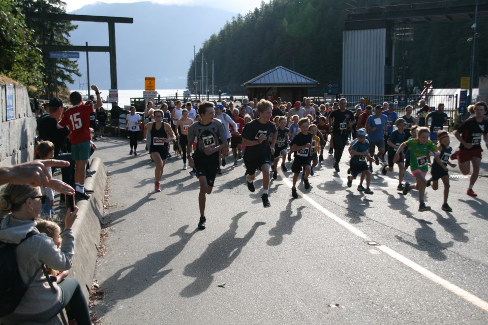 Runners set off the morning of Aug. 27, 2022. 