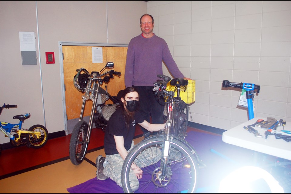 Damian Grant-Carroll of Bowen eBikes made sure Christiaan Venter
can make it up Bowen’s many hills again. 