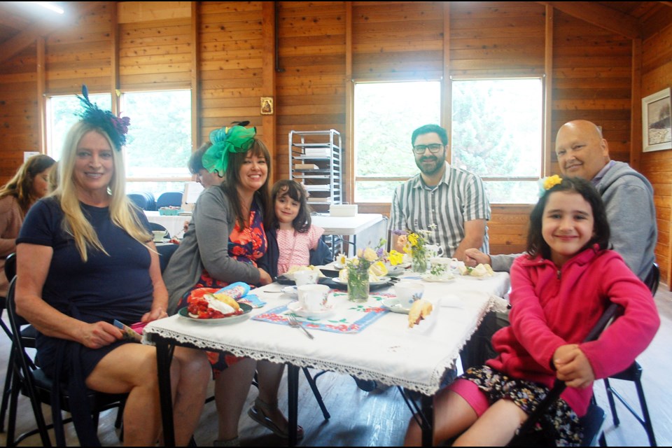 Maureen Bowen (left) and husband Ed Garstin (right) enjoyed Strawberry Tea with the Bruchesi Family, decorating the event with many colourful hats. 