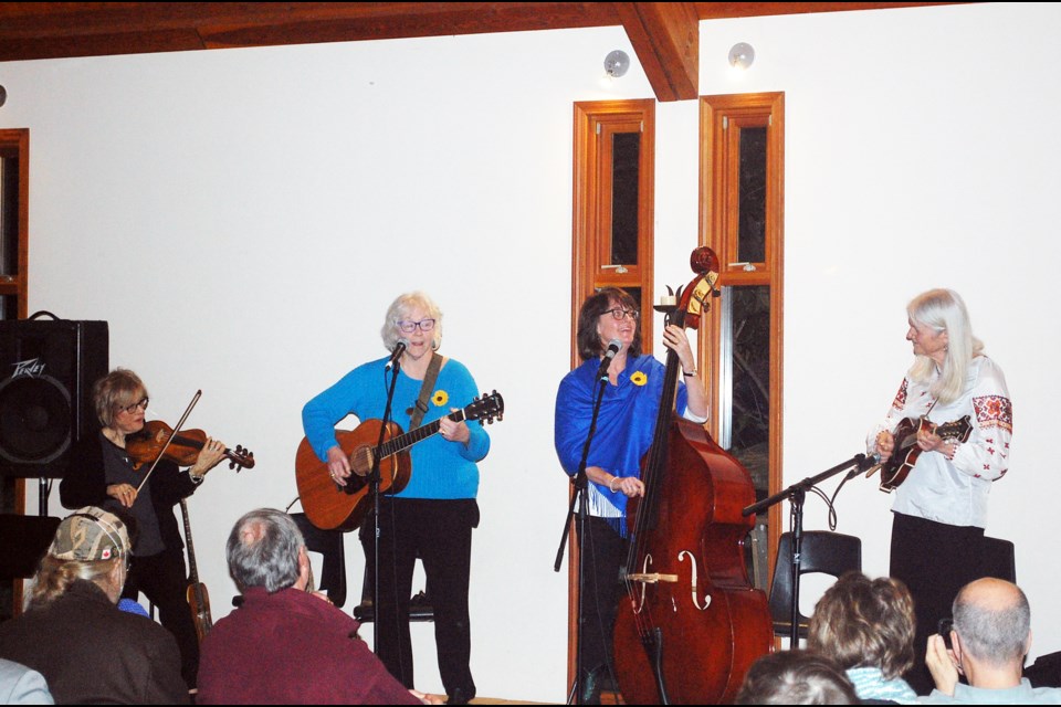 The Chillbillies, featuring Lorraine Ashdown, Liz Watson, and Dyan Spear. 