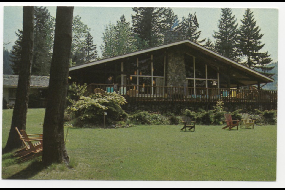 Postcard of the front lawn and
main building of the CNIB
Lodge.