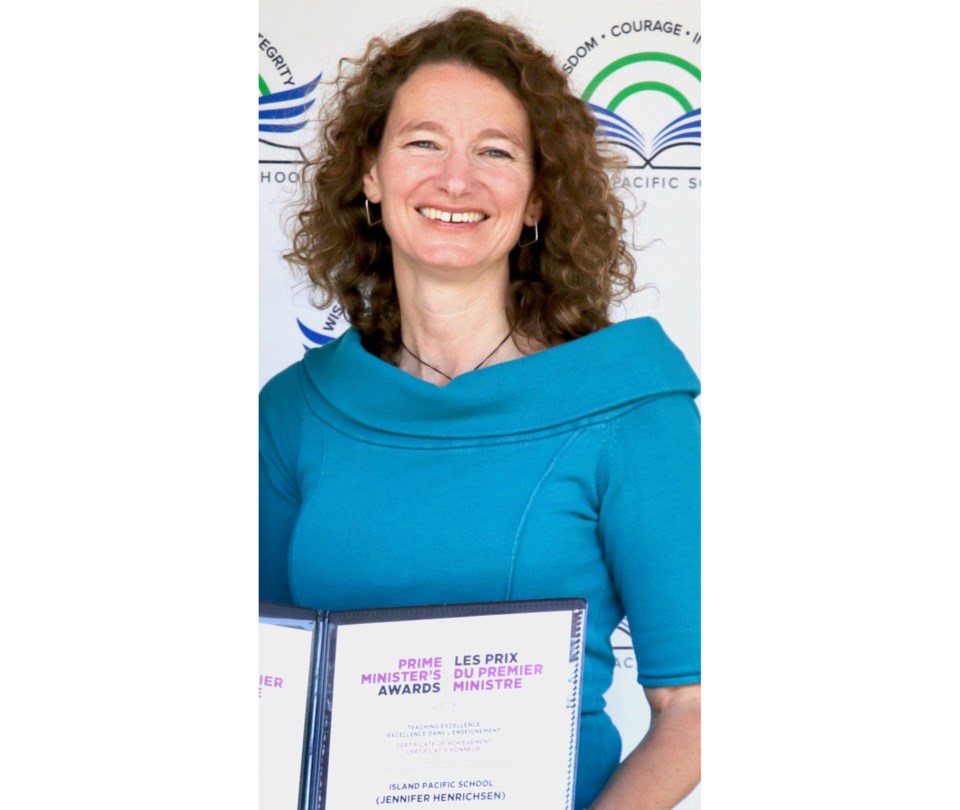 Jennifer Henrichsen receiving the Prime Minister's Award in 2019