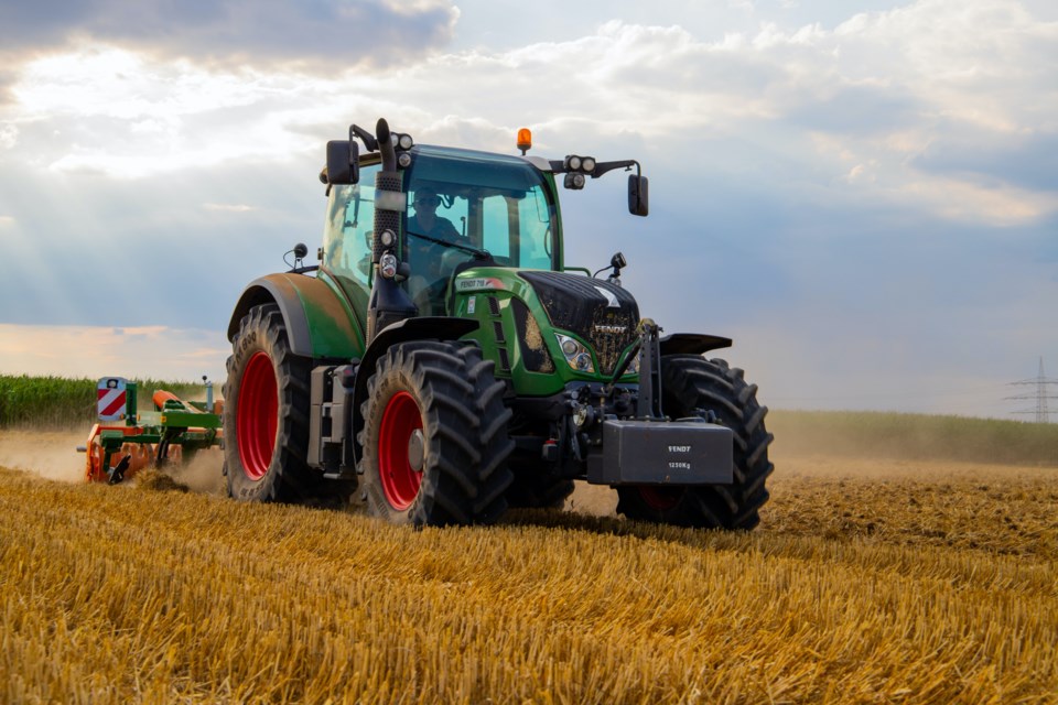 2022-06-01 farming tractor pexels-jannis-knorr-2933243