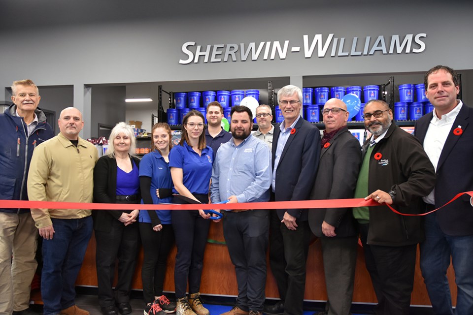 From right, MP Scot Davidson, Councillors Raj Sandhu and Mark Contois, Mayor Rob Keffer, join market manager Jarid Savoy and Staff, Dave DeBartolo of the Board of Trade and Counc. Gary Baynes in cutting the ribbon. Miriam King/Bradford Today