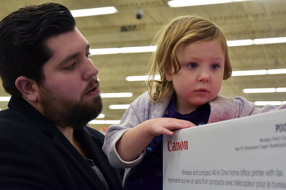 Josh Mauca with daughter Brooklyn, three, exploring Zehrs on Nov. 8. Miriam King/BradfordToday