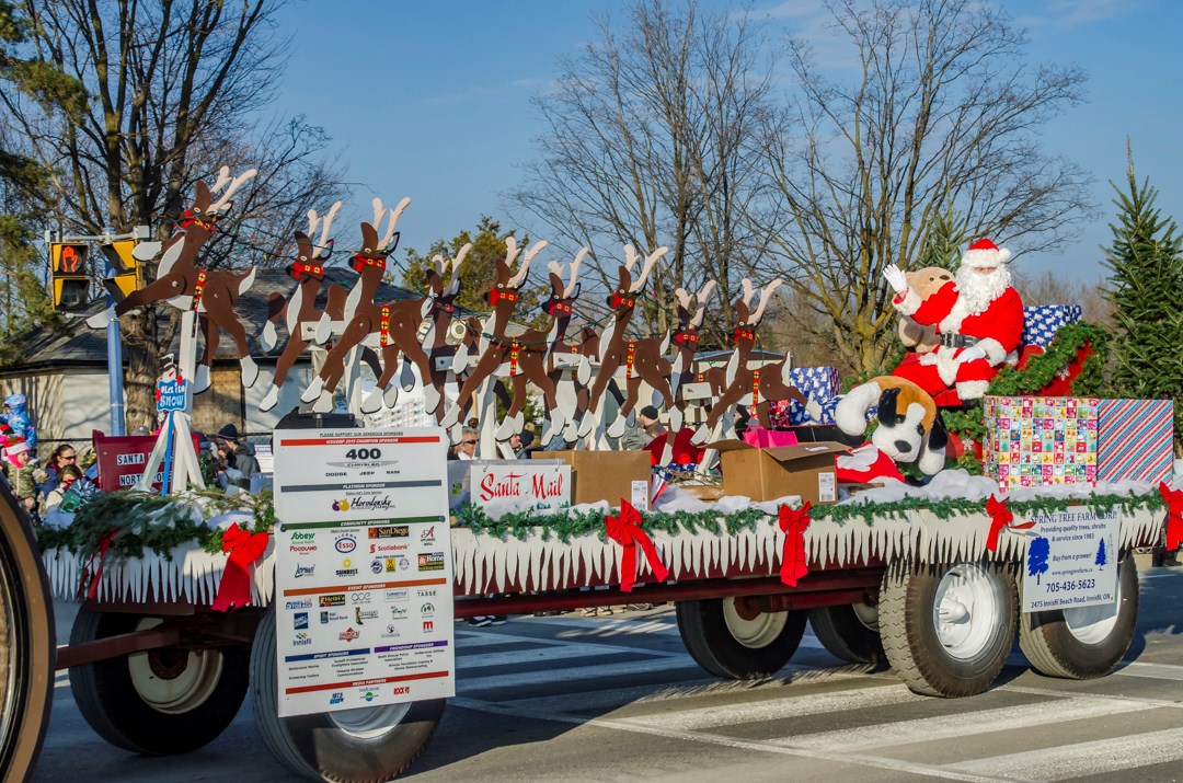 Innisfil welcomes Santa in annual parade (40 photos) - Barrie News