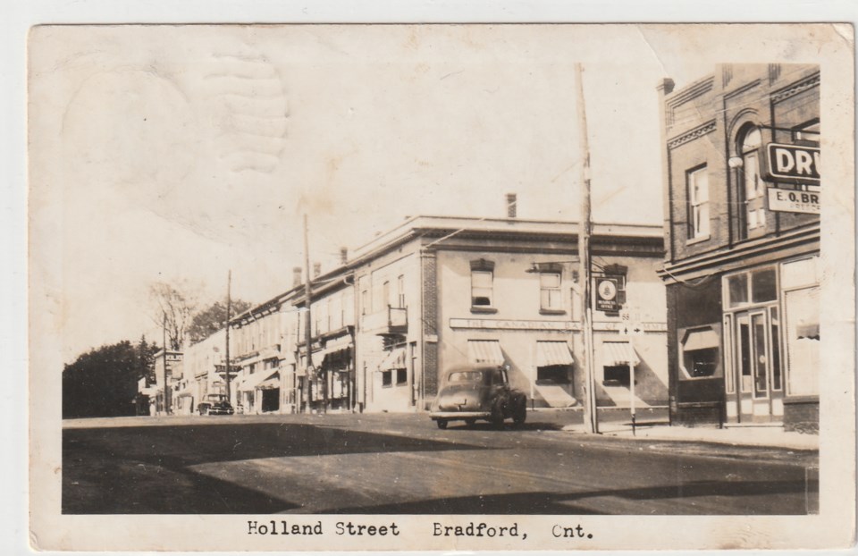 2019-03-22-Postcard Bradford 1940 Holland Street Looking West