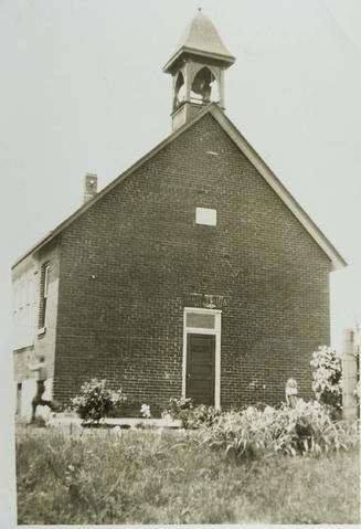A photo of Coulson's Hill Public School in Bradford. BWGPL Archives.
