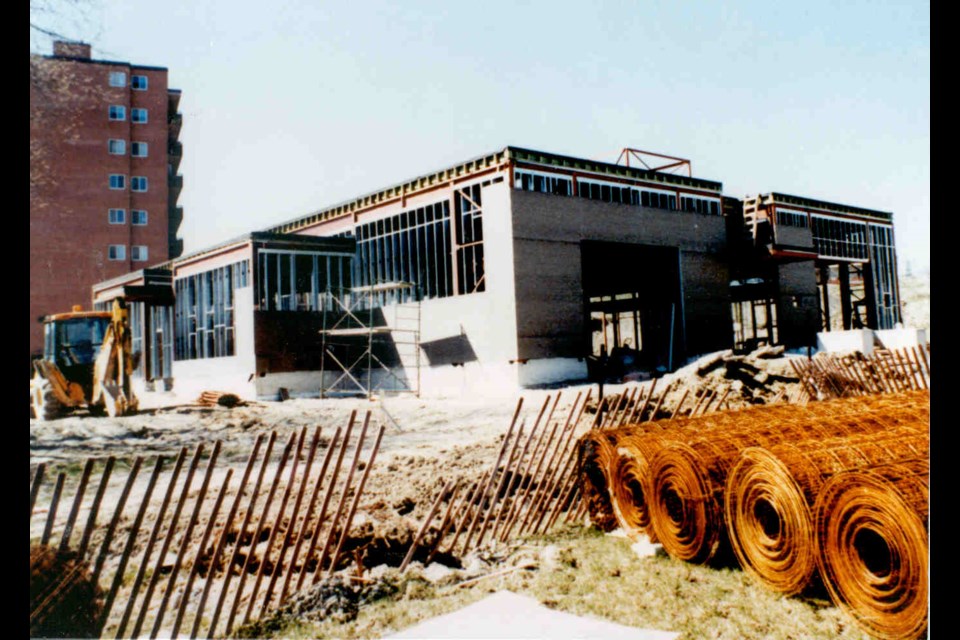 The construction of the library at 100 Holland Court. From the BWGPL Archives.