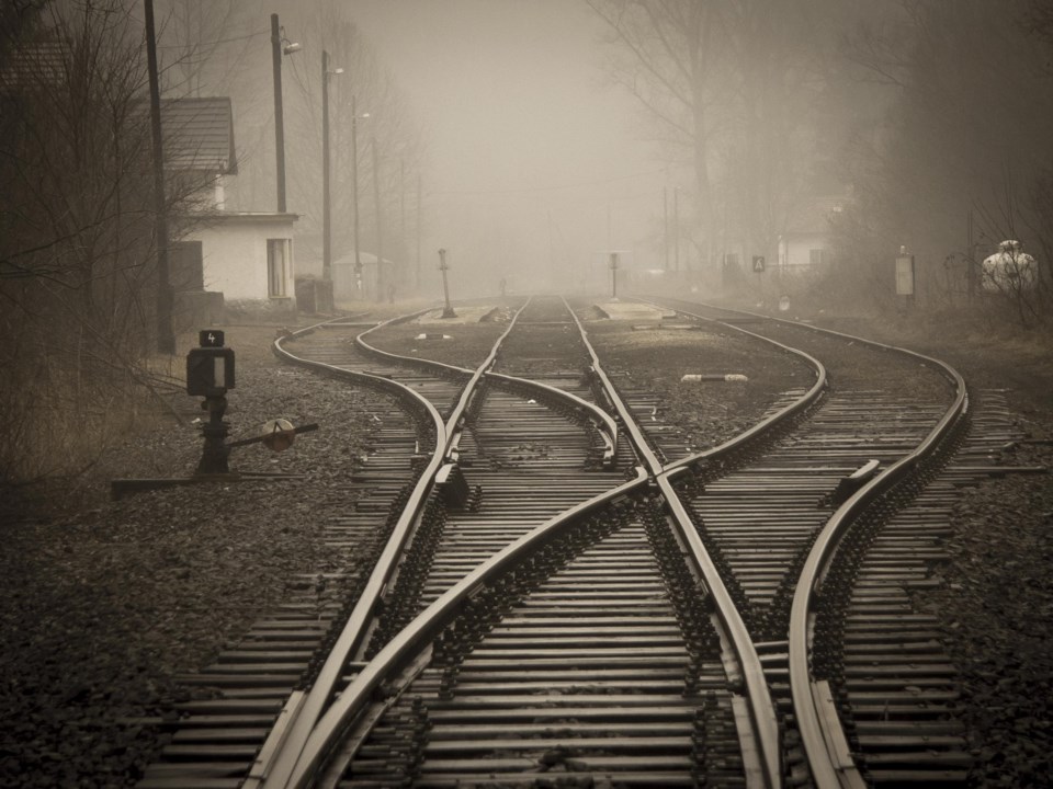 2023-03-18-train-tracks-pexels-pixabay
