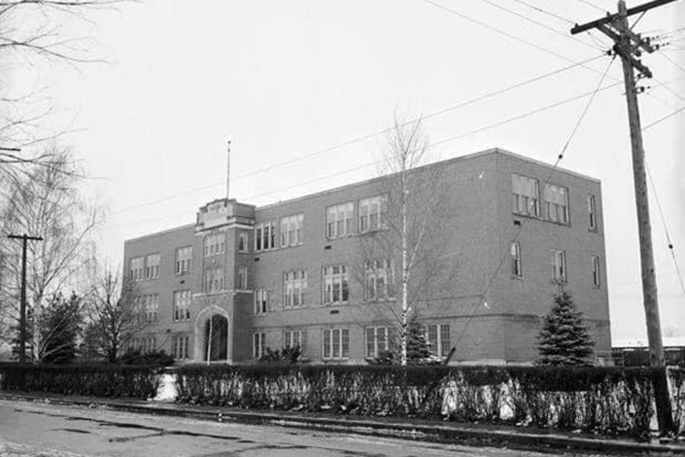 An early photo of Burlington High School on Baldwin Street.