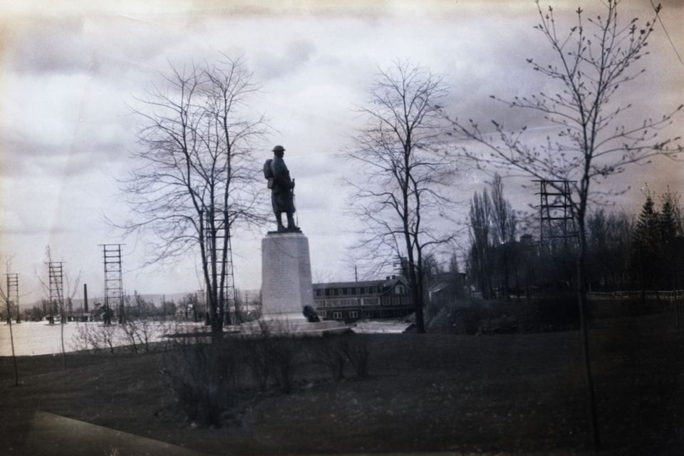 2023-11-09-cenotaph-lakeside-park-1922-40-bhs