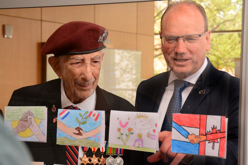 Second World War veteran Gordon Schottlander and Apeldoorn Mayor Ton Heerts look at the children's art on display during the Friendship Day event May 13.