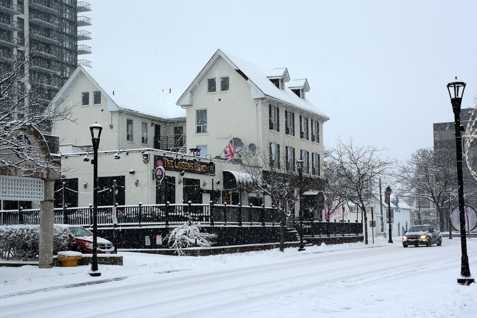2023-01025-snow-day-queens-head-pm-2