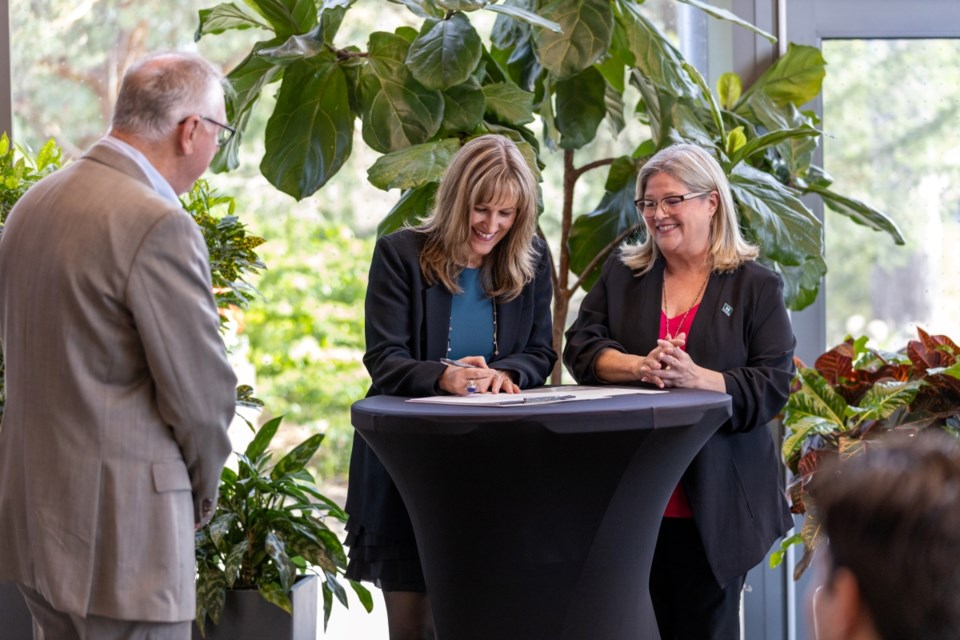 Burlington Mayor Marianne Meed Ward and Hamilton Mayor Andrea Horwath signing their agreement.