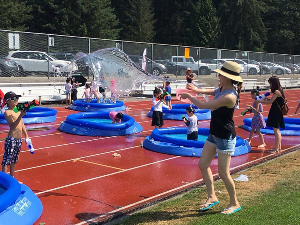 chinese festival splashing two-water-splashing