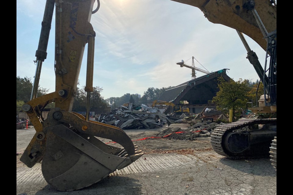 The old Canada Games Pool is coming down rapidly as demolition work begins on the New Westminster facility. Rising rapidly right next to it is the new təməsew̓txʷ Aquatic and Community Centre.