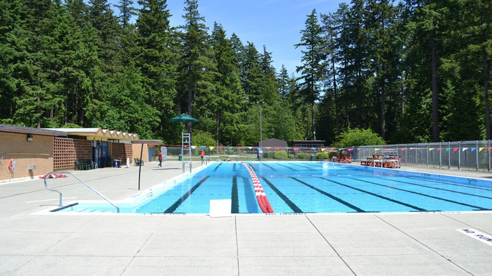 Outdoor pool central park