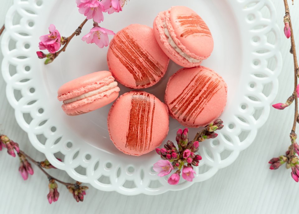 sakurastrawberrymacaronmonparis