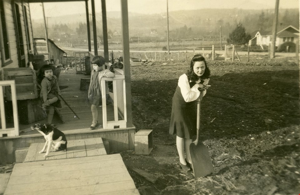 laura-suey-ying-jung-with-children-and-dog-douglas-farm