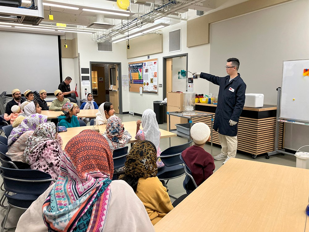 Foto: SFU Burnaby esegue fantastici esperimenti di “Scienza in azione”.