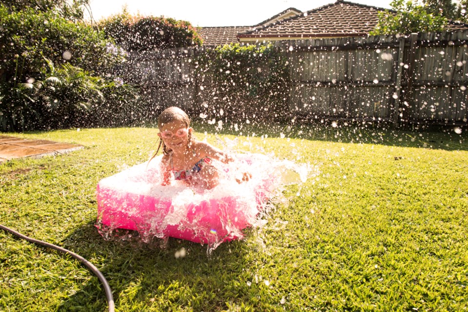 kidinkiddiepoolsunshineheat
