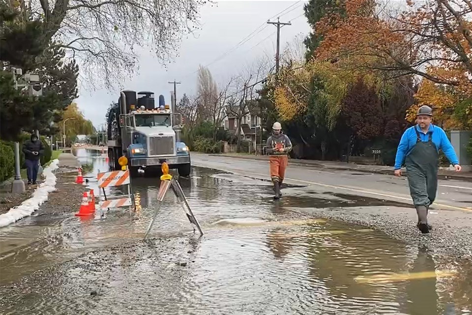 23-427-lw-i-and-i-1000x667-crews-fixing-i-i