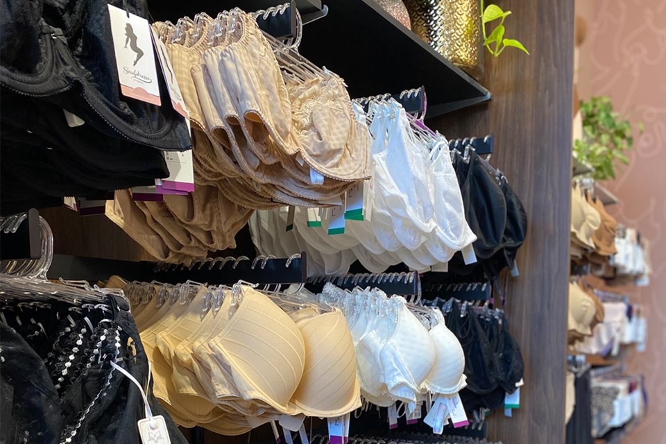 Vetor de Women's underwear. Wrong bra. Mistakes when choosing a bra. do  Stock