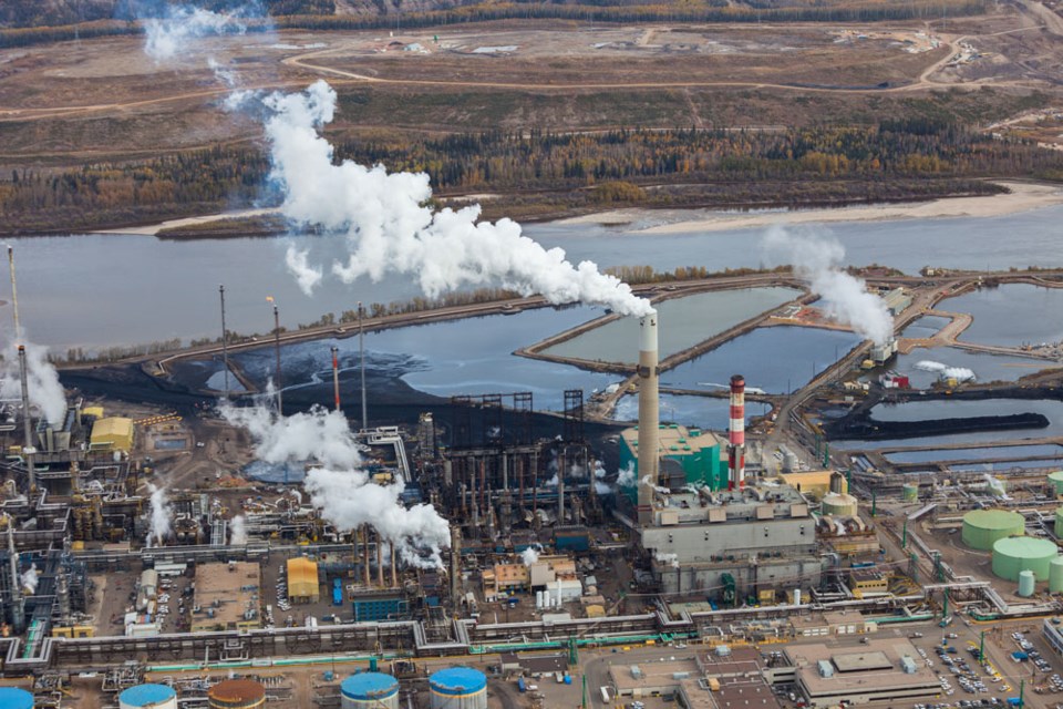 oilsands_refinery_canada