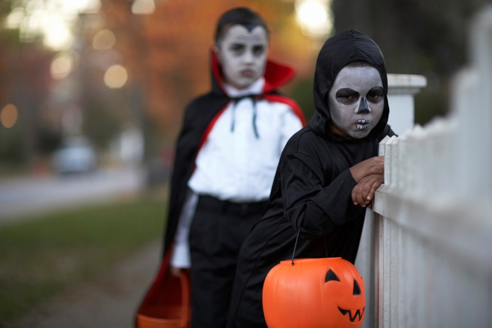 trick-or-treaters-darkness