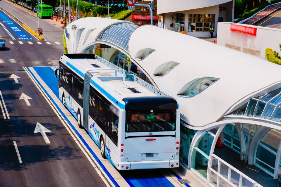 An example of Bus Rapid Transit with dedicated bus stations and bus-only lanes in Taiwan.