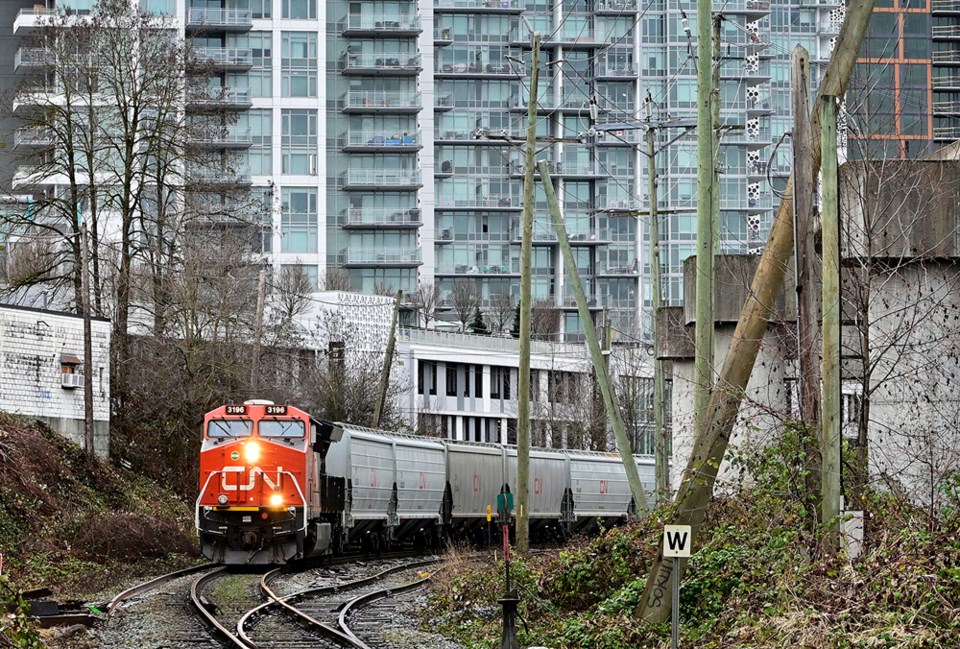 trainrollsthroughsappertonnewwest