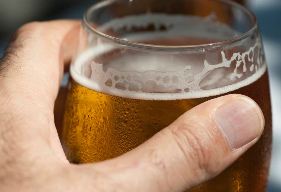 web1_gettyimages-drinkingbeerupclose_1