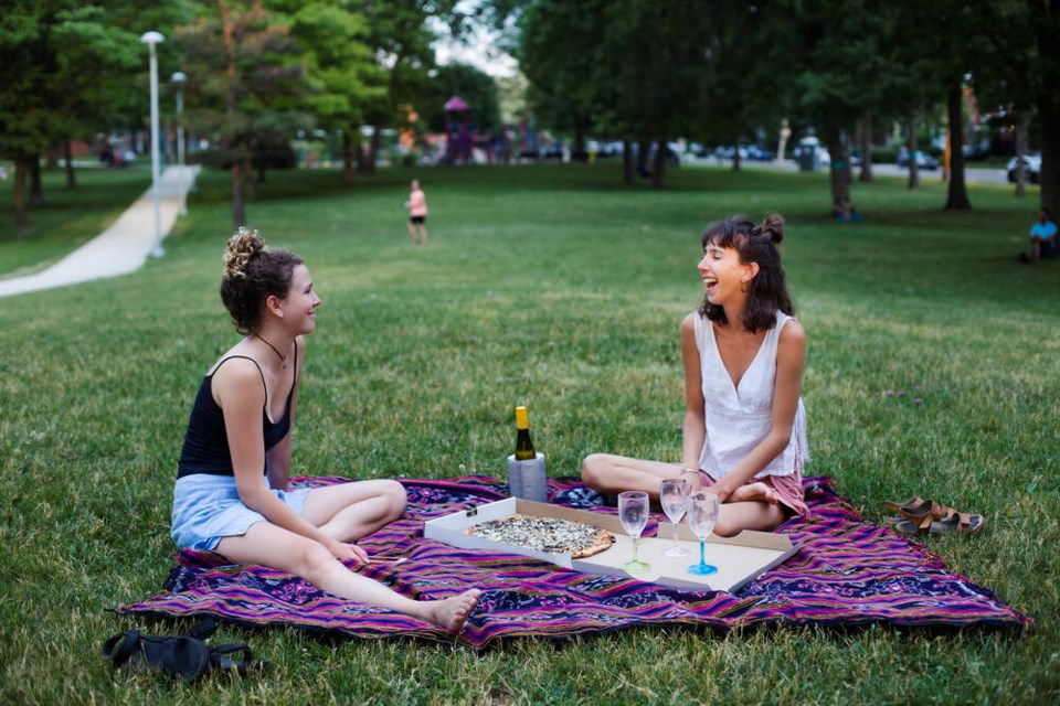 web1_gettyimages-drinkingparkswomen_1