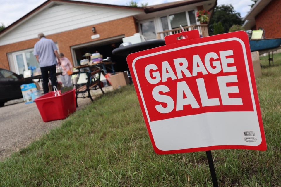 A multi-family garage sale drew crowds of curious bargain hunters to Pineview Avenue in Cambridge on Saturday.